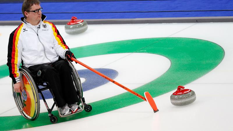 Jens Jaeger wheelchair curling Germany at Vancouver 2010 Man in wheelchair on the ice, pointing on a point on the ice
