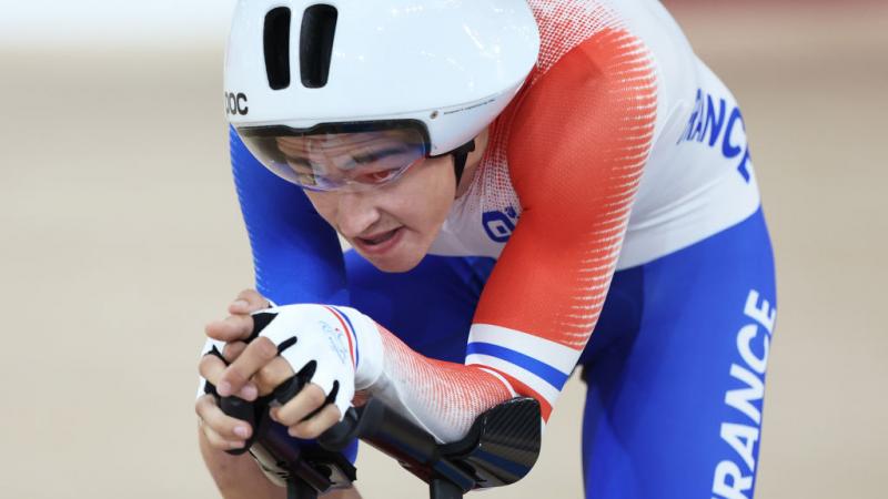 Para cyclist Alexandre Leaute riding his bike