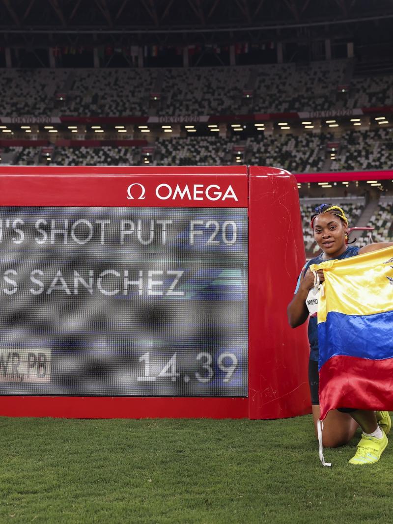 poleth shows ecuador flag